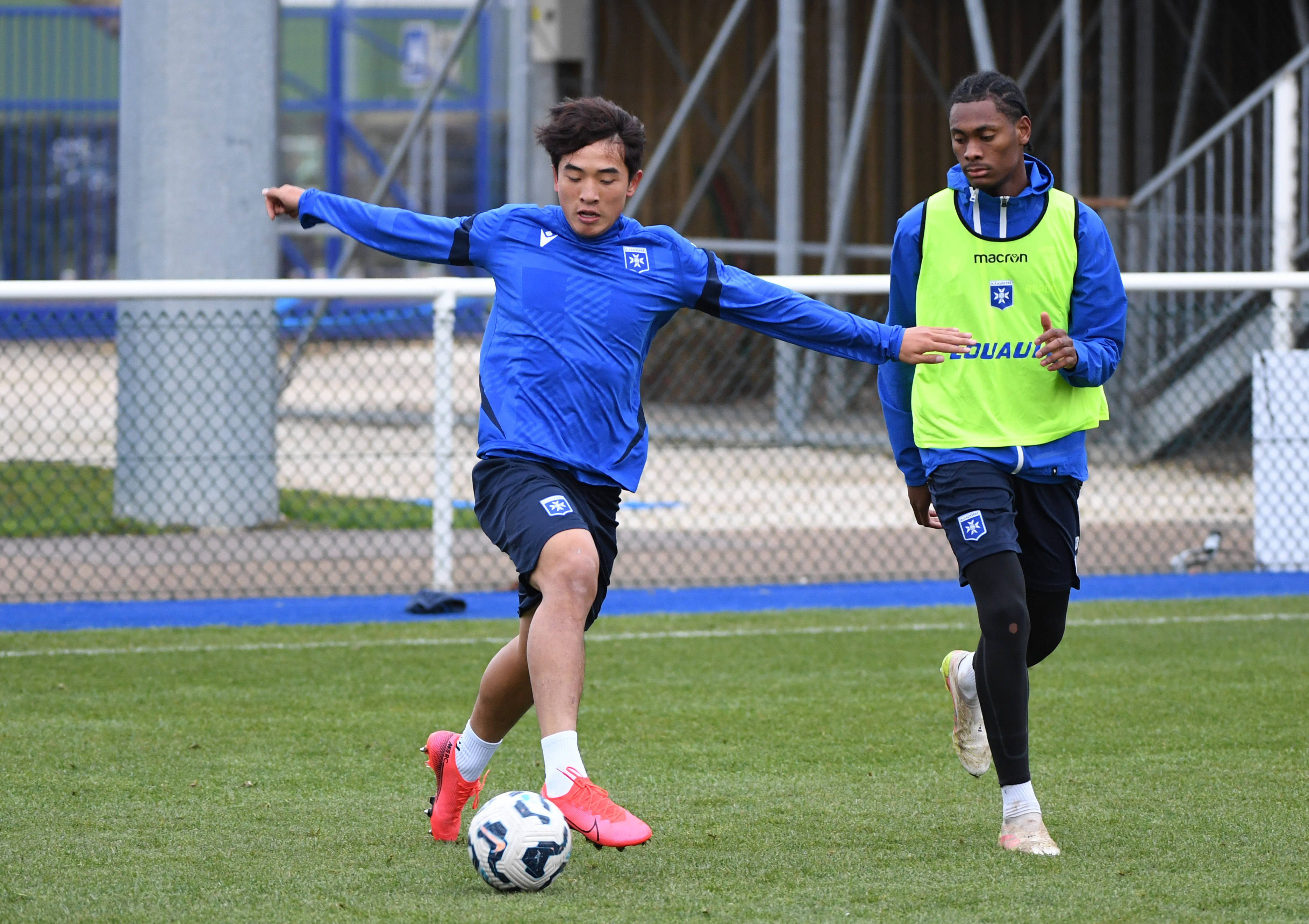 （体育）足球——魏祥鑫参加欧塞尔预备队训练