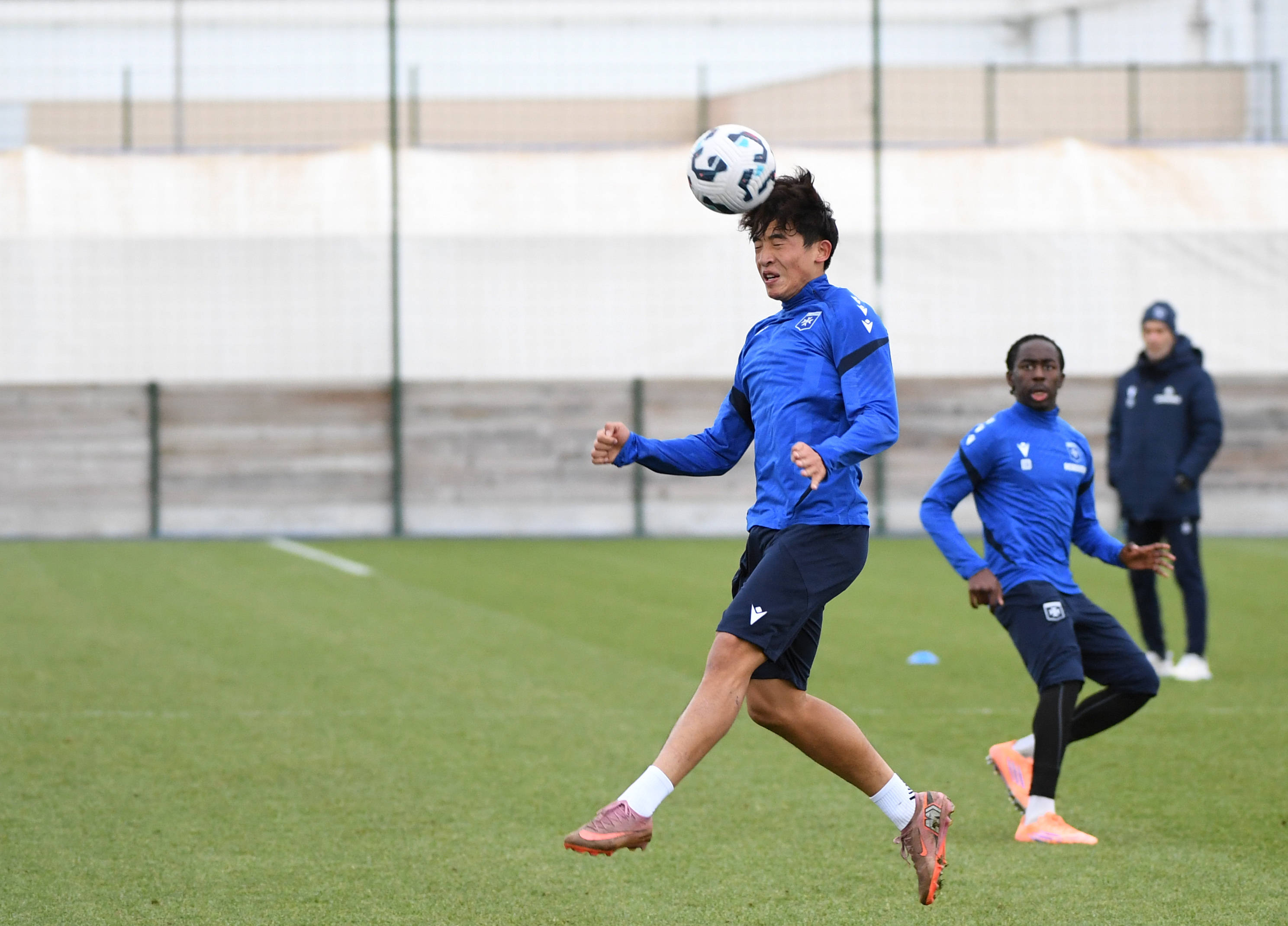 （体育）足球——魏祥鑫参加欧塞尔预备队训练