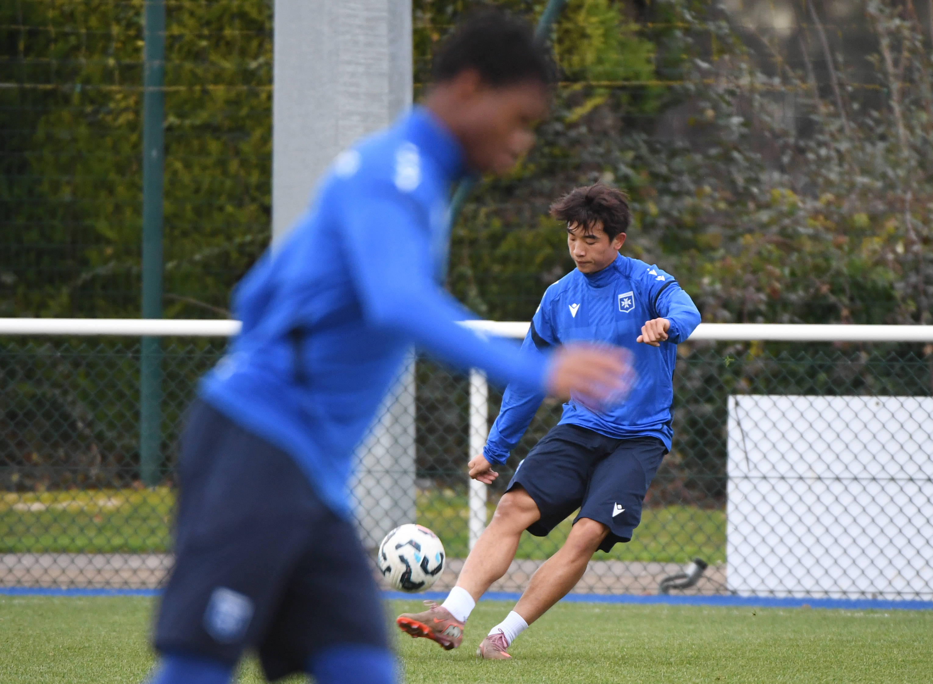 （体育）足球——魏祥鑫参加欧塞尔预备队训练