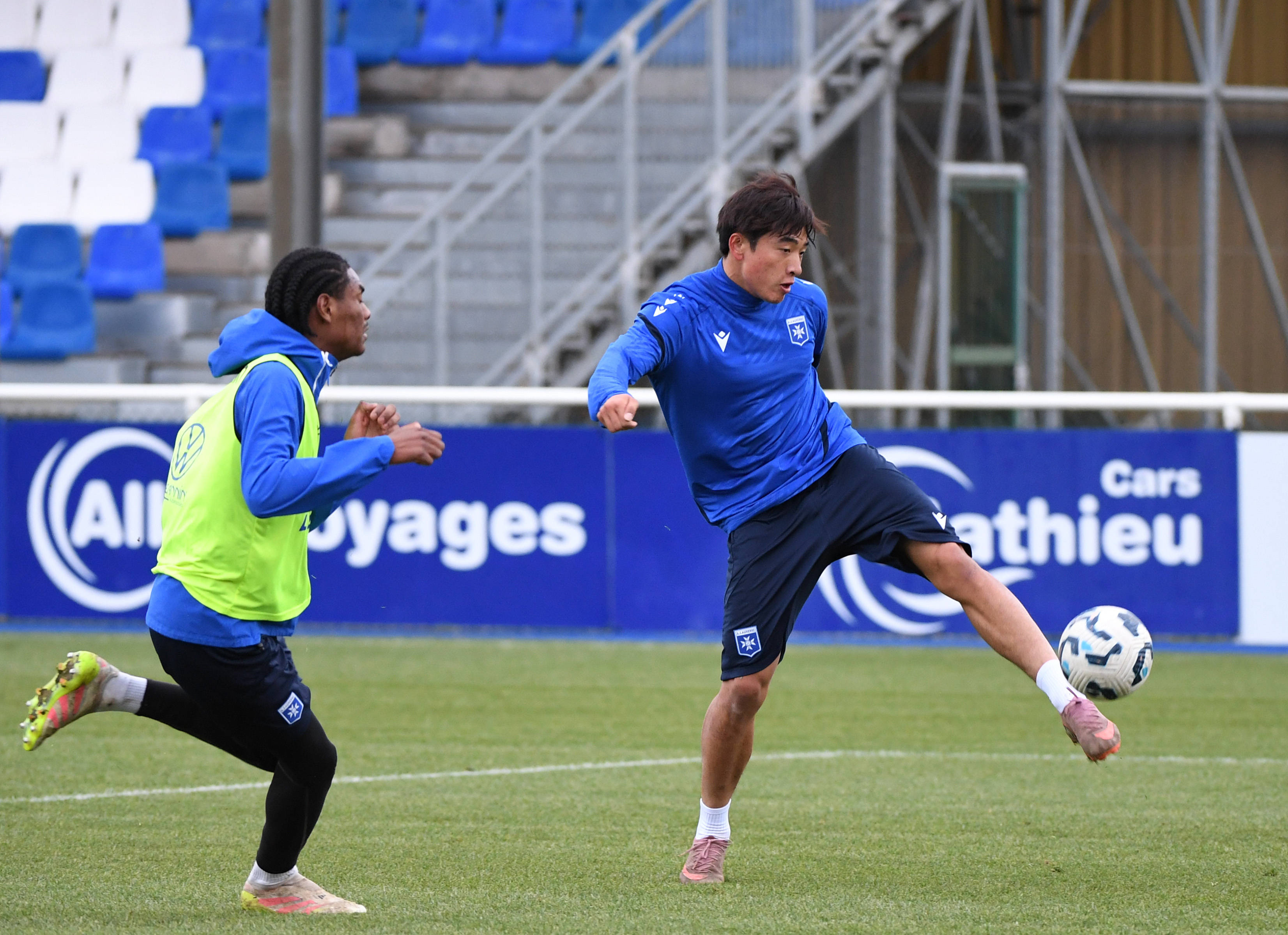 （体育）足球——魏祥鑫参加欧塞尔预备队训练