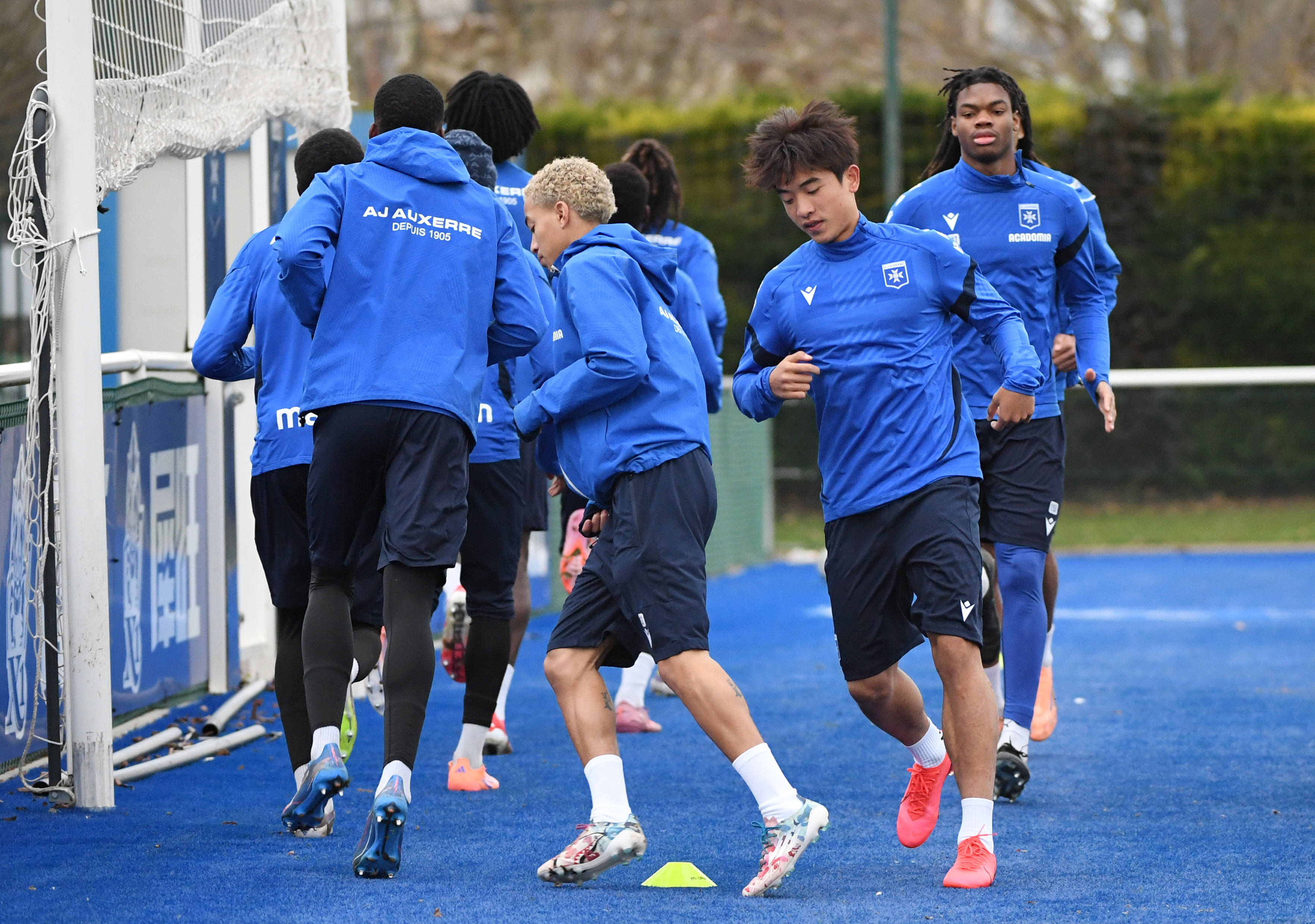 （体育）足球——魏祥鑫参加欧塞尔预备队训练