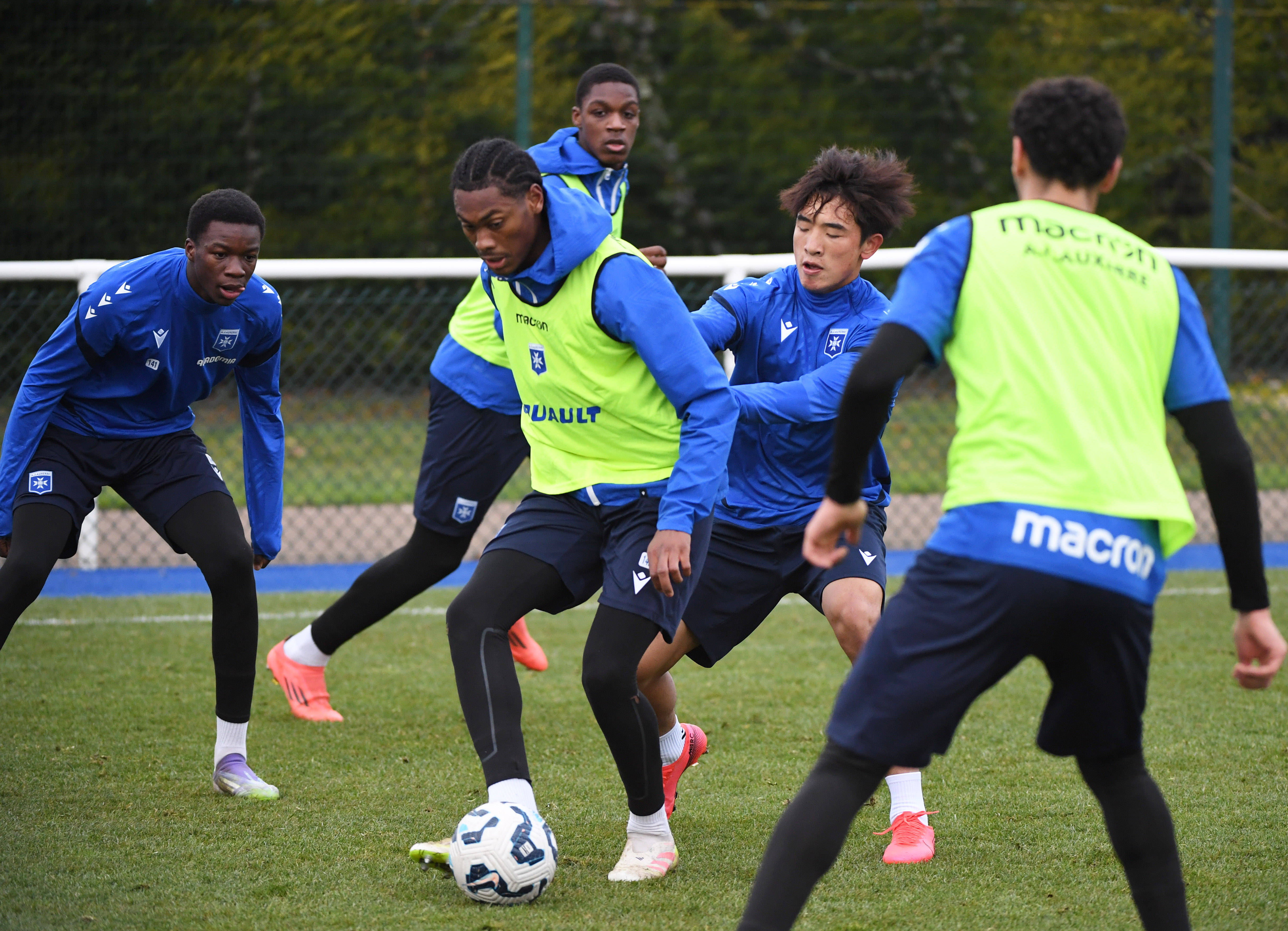 （体育）足球——魏祥鑫参加欧塞尔预备队训练