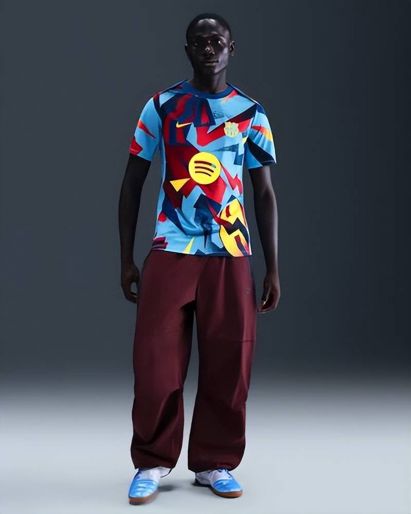 巴塞罗那足球俱乐部2025/26赛季第四赛前训练服亮相