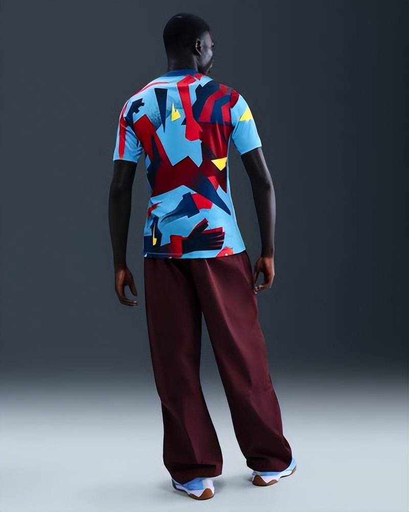 巴塞罗那足球俱乐部2025/26赛季第四赛前训练服亮相