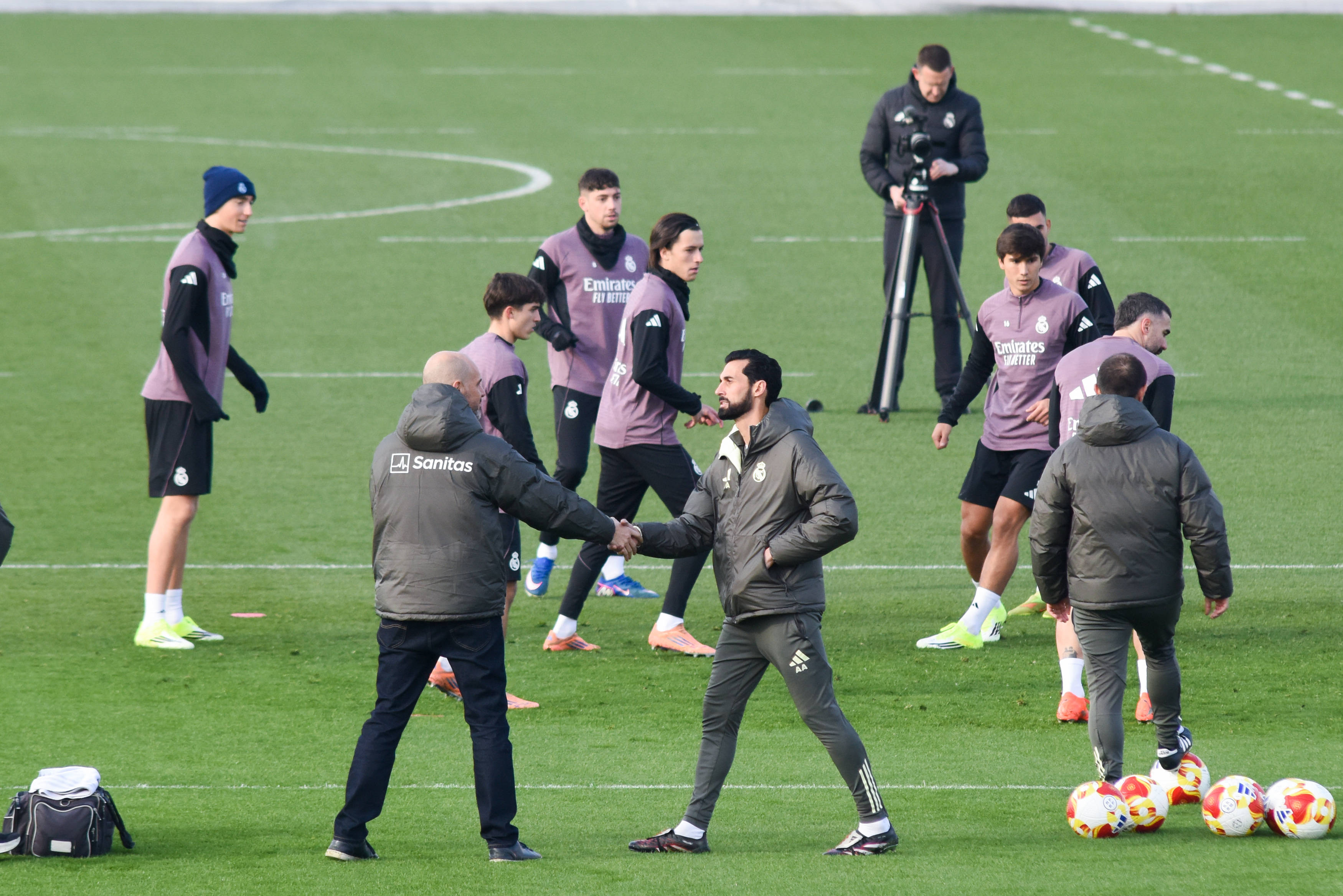 买球站-（体育）足球——皇马新主教练阿韦洛亚首次带队训练