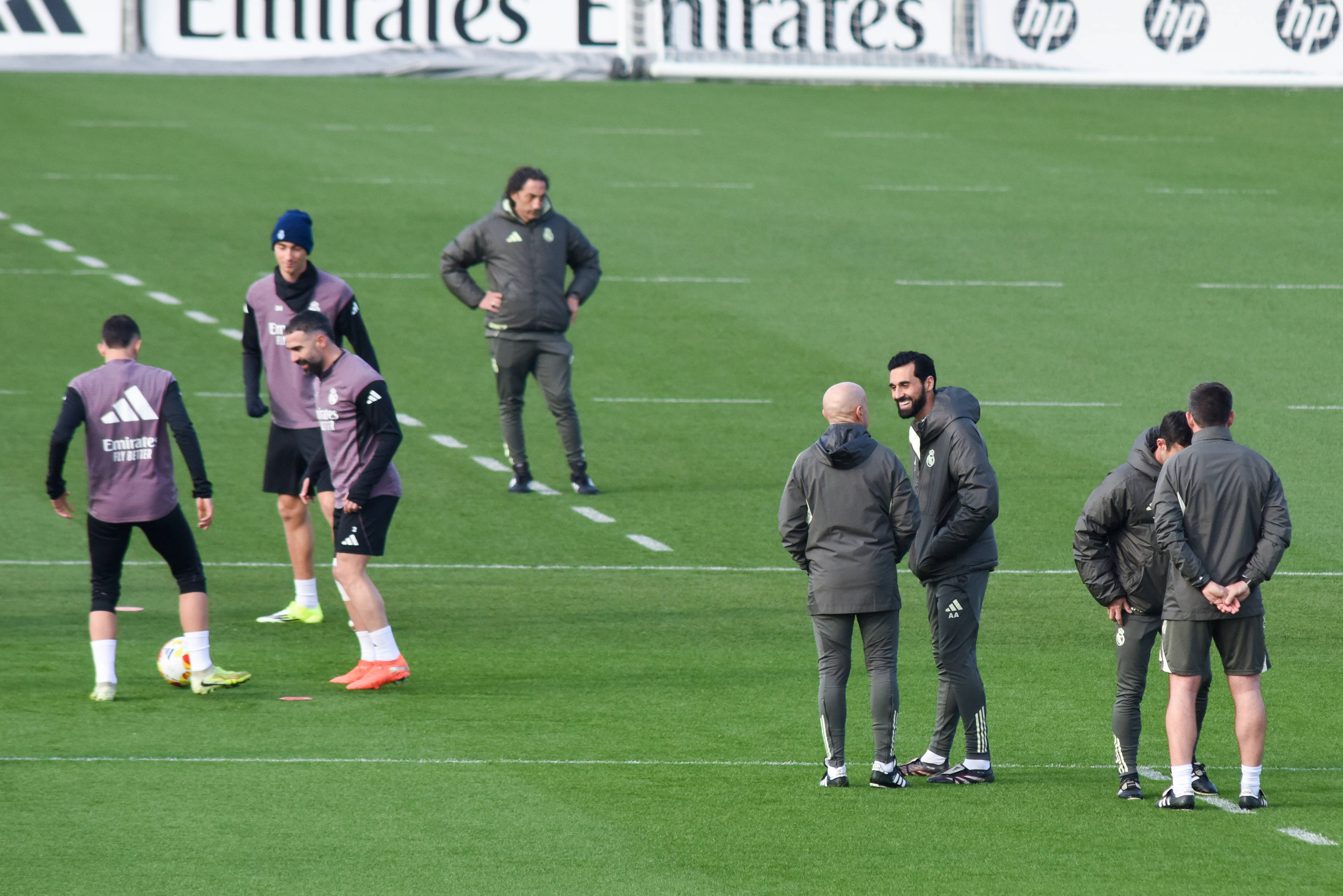 （体育）足球——皇马新主教练阿韦洛亚首次带队训练