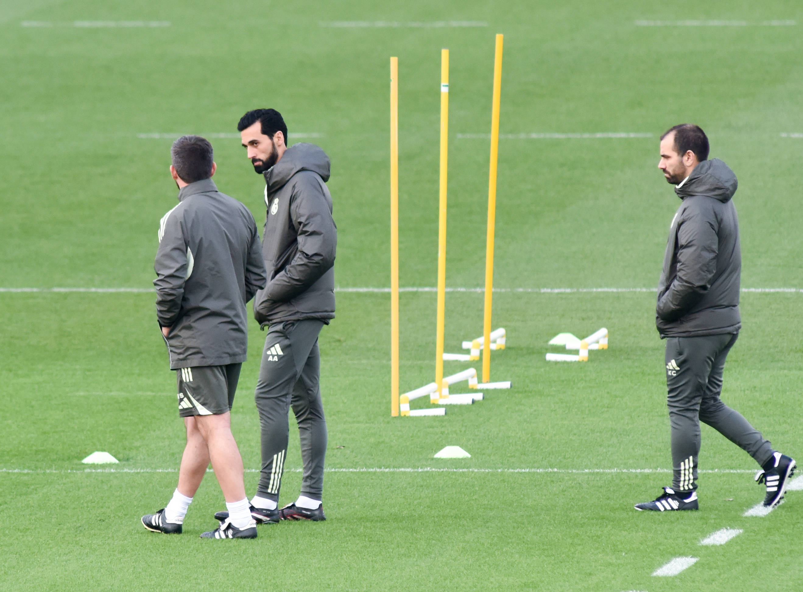 （体育）足球——皇马新主教练阿韦洛亚首次带队训练