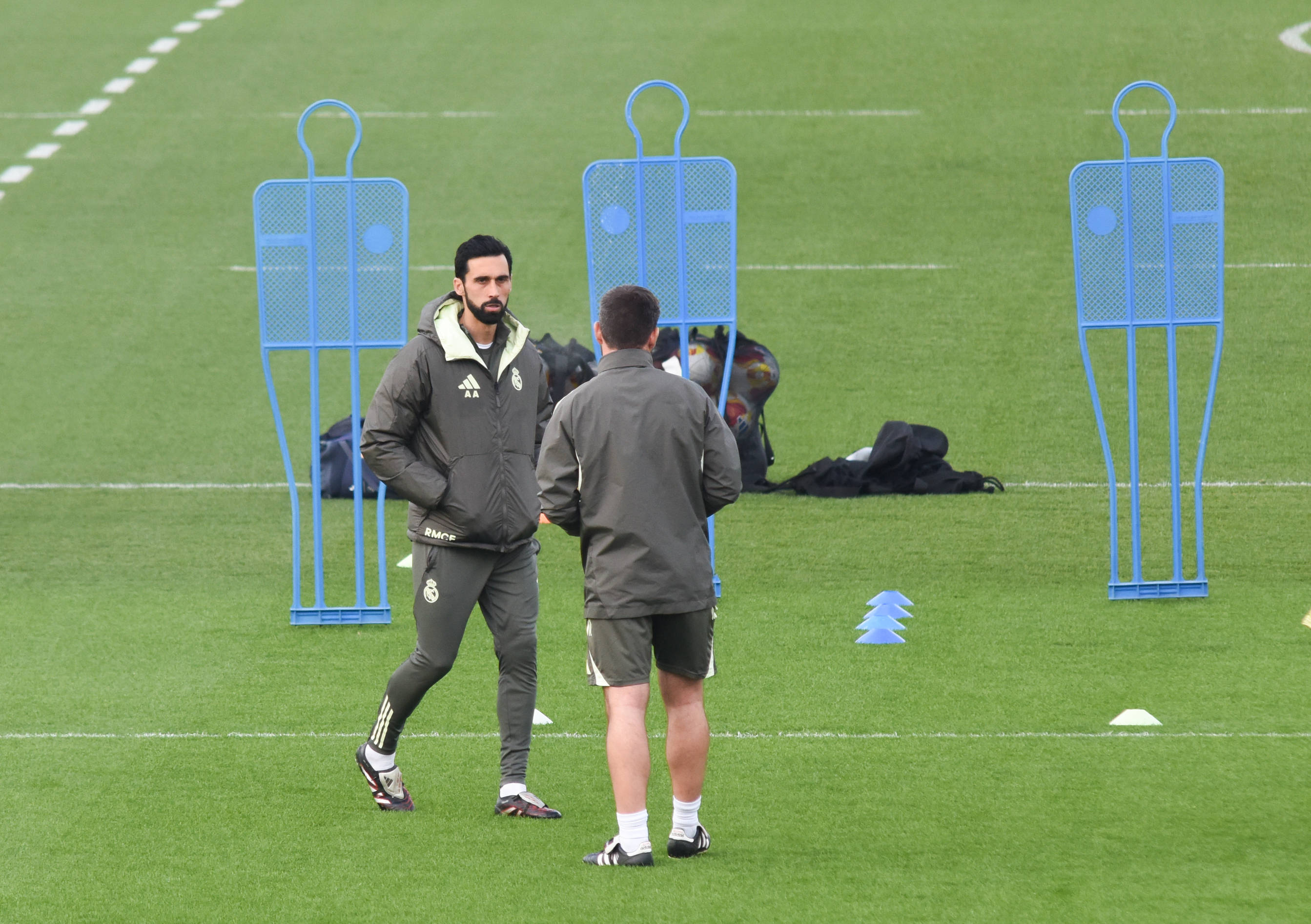 （体育）足球——皇马新主教练阿韦洛亚首次带队训练