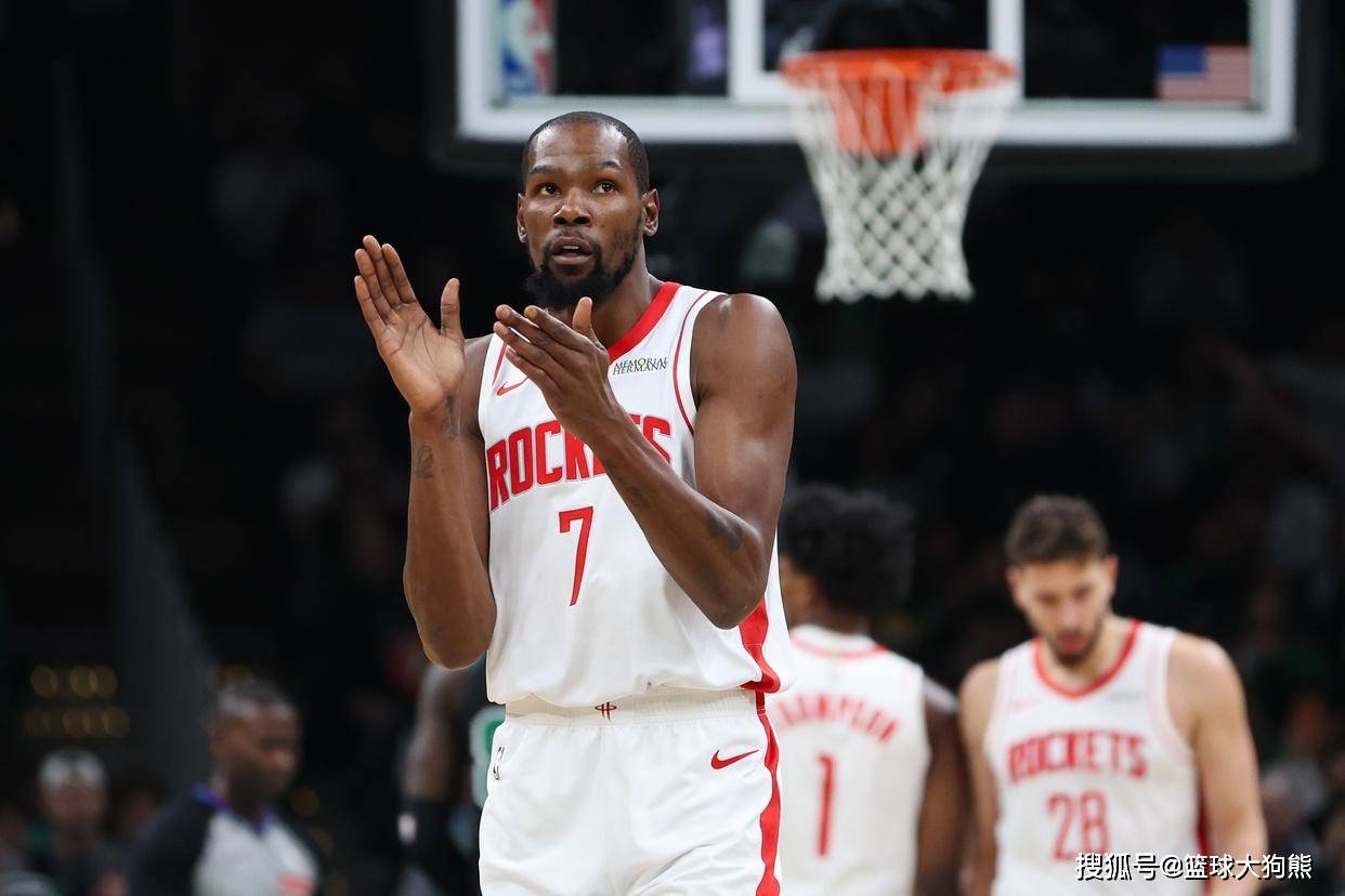 火箭全队训练，范弗里特现身！身穿训练服+球鞋，与杜兰特开心互动