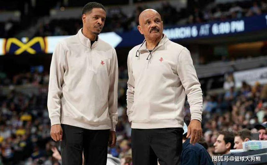 火箭全队训练，范弗里特现身！身穿训练服+球鞋，与杜兰特开心互动