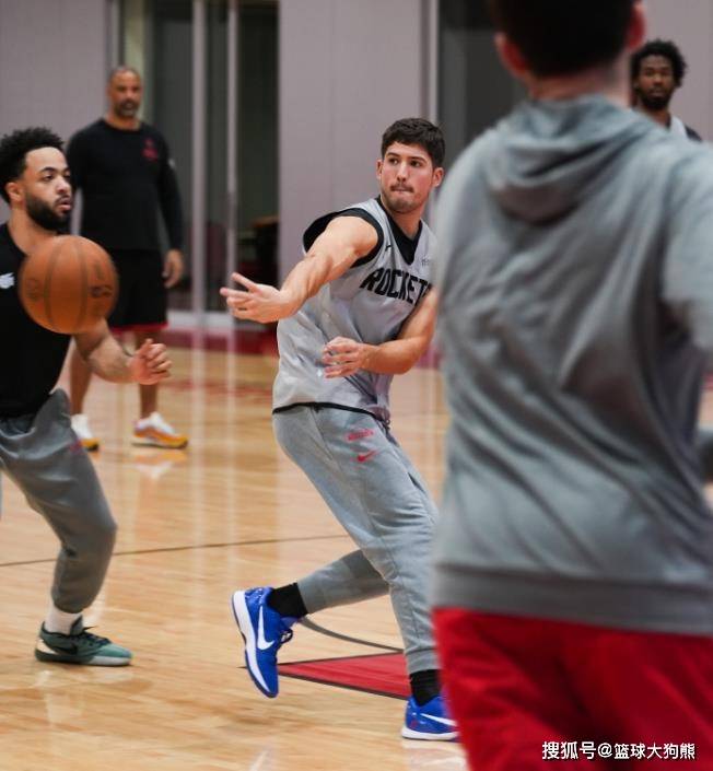 火箭全队训练，范弗里特现身！身穿训练服+球鞋，与杜兰特开心互动