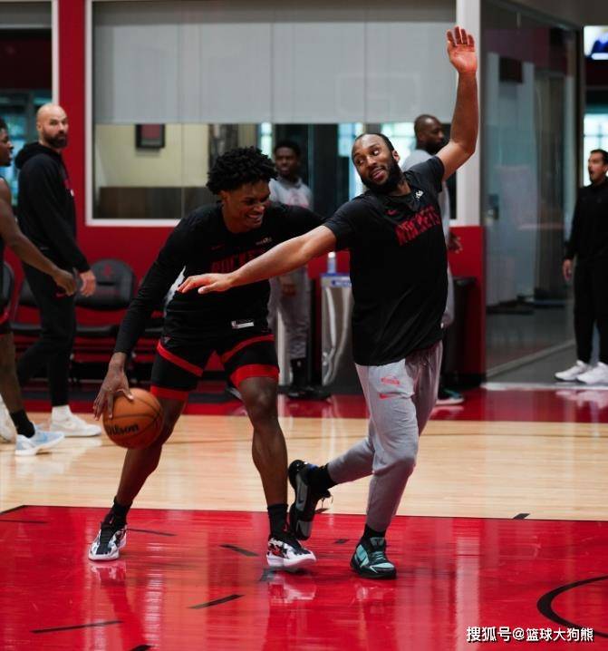 火箭全队训练，范弗里特现身！身穿训练服+球鞋，与杜兰特开心互动