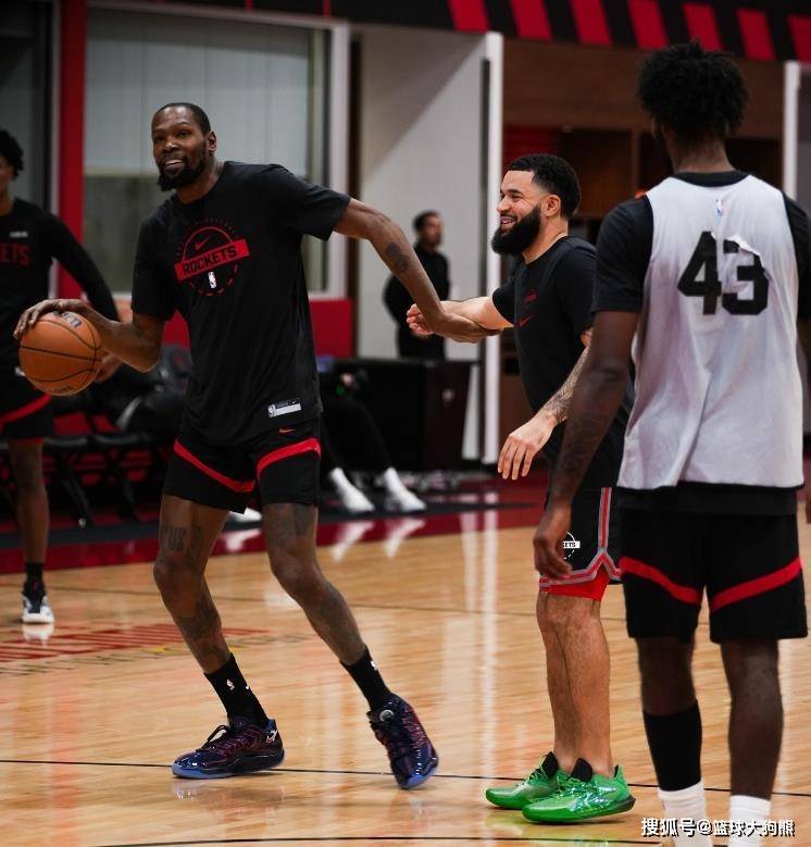 火箭全队训练，范弗里特现身！身穿训练服+球鞋，与杜兰特开心互动