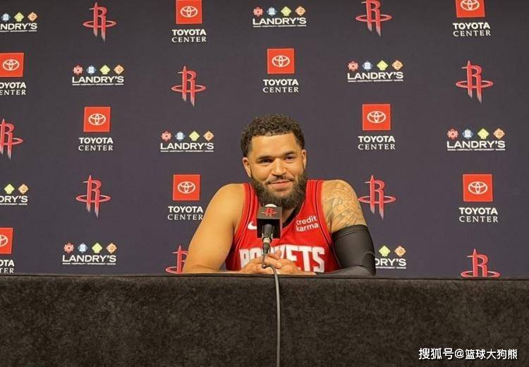 火箭全队训练，范弗里特现身！身穿训练服+球鞋，与杜兰特开心互动