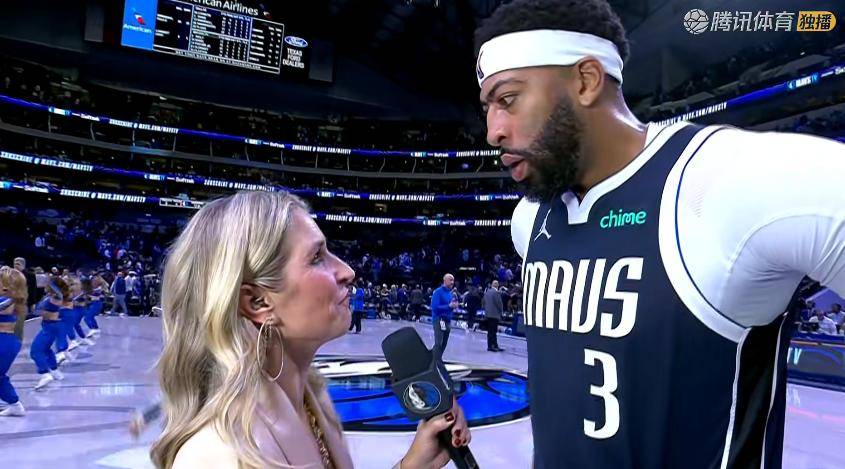 足球买球-独行侠险胜！浓眉24+14+3，赛后弗拉格为球迷签字，浓眉场边接受采访