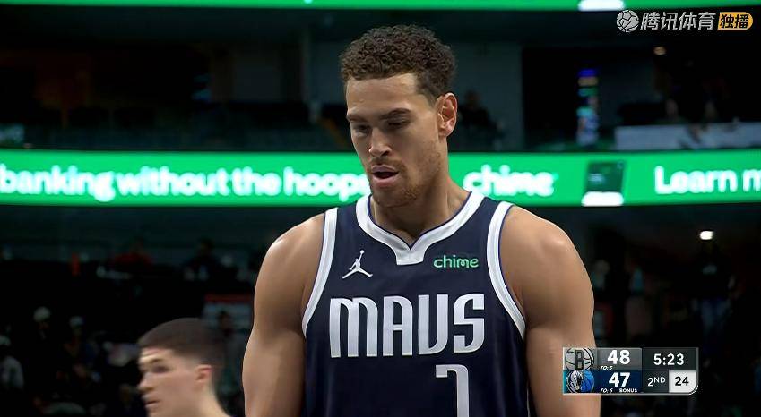 独行侠险胜！浓眉24+14+3，赛后弗拉格为球迷签字，浓眉场边接受采访