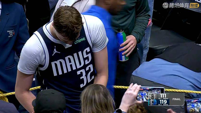 独行侠险胜！浓眉24+14+3，赛后弗拉格为球迷签字，浓眉场边接受采访