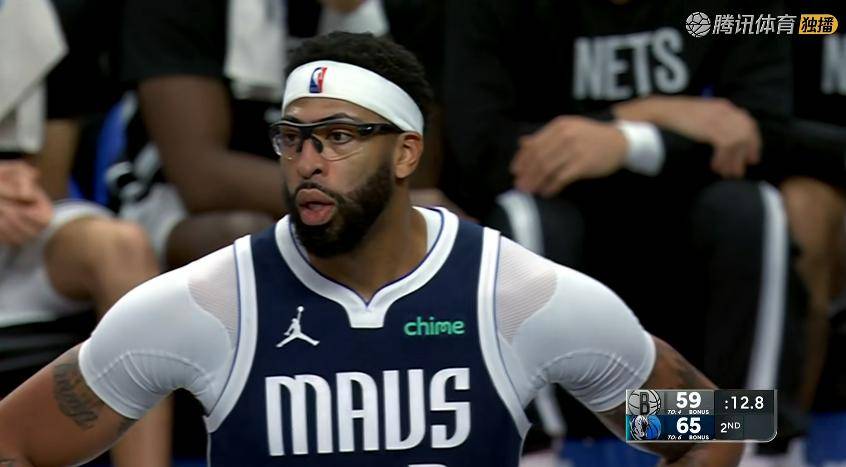 独行侠险胜！浓眉24+14+3，赛后弗拉格为球迷签字，浓眉场边接受采访