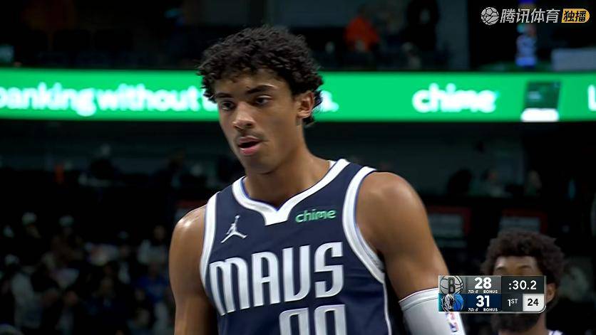 独行侠险胜！浓眉24+14+3，赛后弗拉格为球迷签字，浓眉场边接受采访