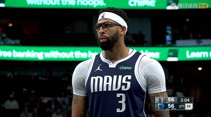 独行侠险胜！浓眉24+14+3，赛后弗拉格为球迷签字，浓眉场边接受采访