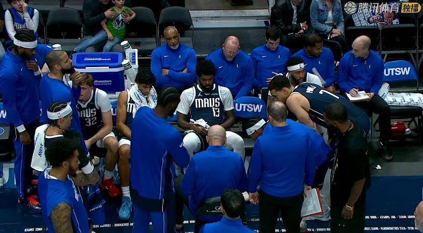 独行侠险胜！浓眉24+14+3，赛后弗拉格为球迷签字，浓眉场边接受采访