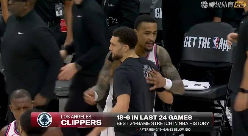 快船险胜！小卡31+9+7，赛后柯林斯抱住拉文，小卡场边接受采访