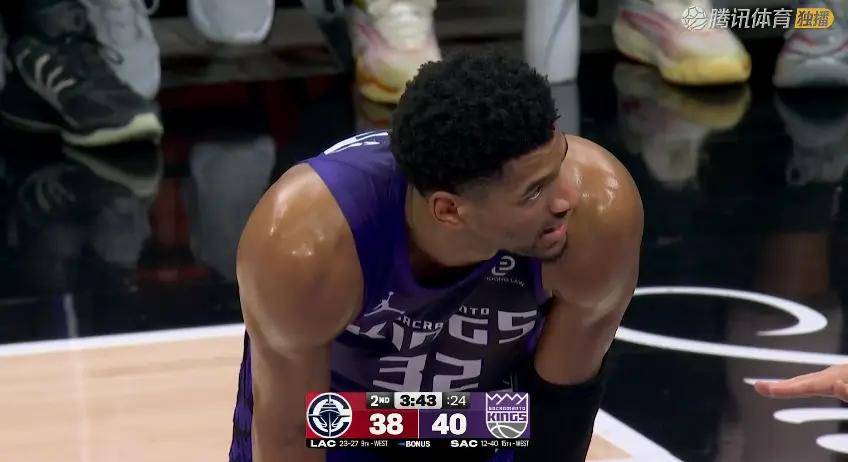 快船险胜！小卡31+9+7，赛后柯林斯抱住拉文，小卡场边接受采访