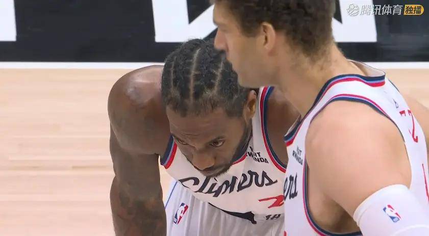 快船险胜！小卡31+9+7，赛后柯林斯抱住拉文，小卡场边接受采访