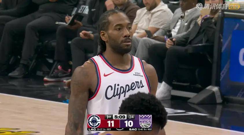 快船险胜！小卡31+9+7，赛后柯林斯抱住拉文，小卡场边接受采访